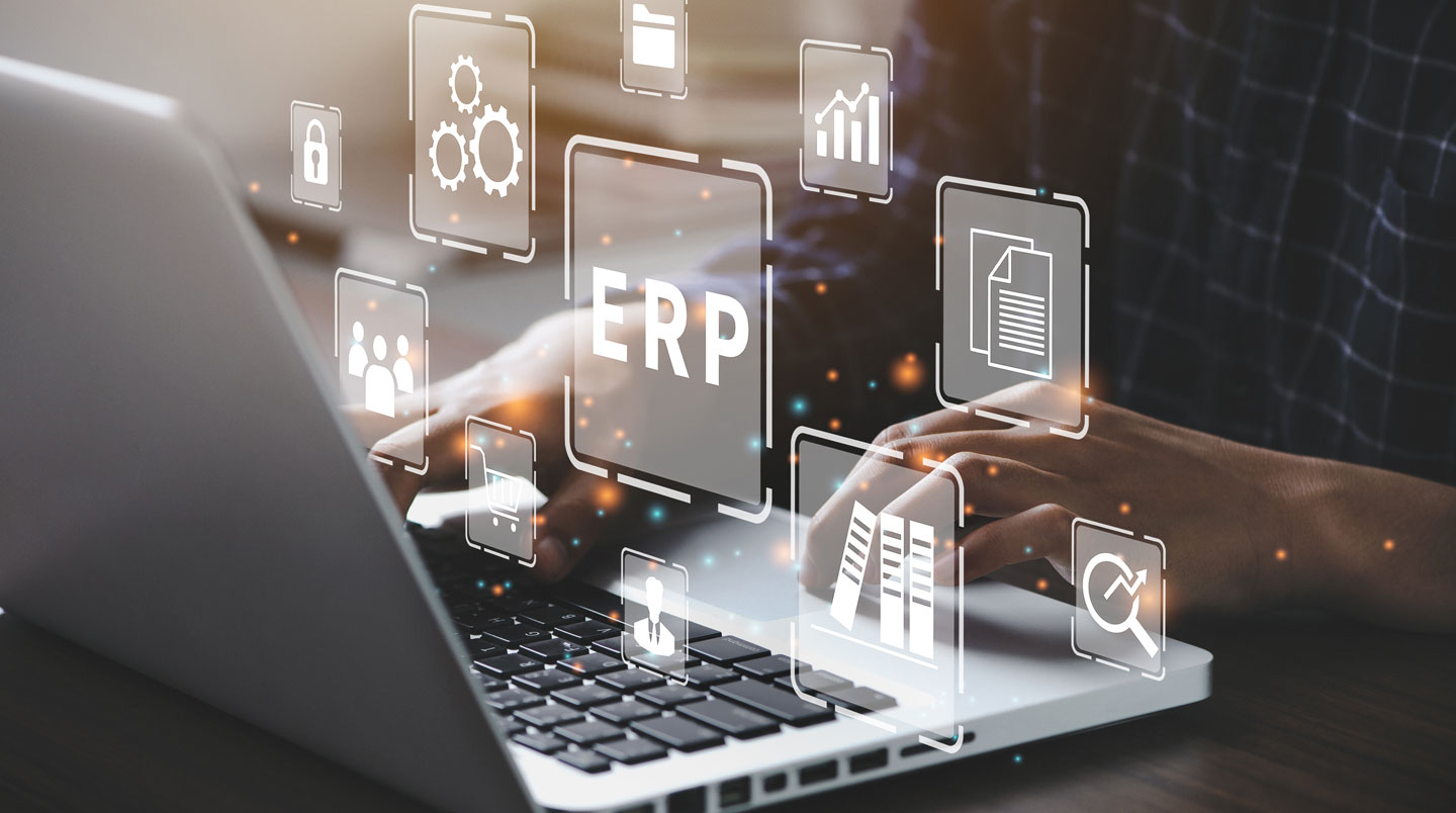 Professionnelle du service comptable au téléphone avec un client, dans une posture rassurante et professionnelle, bureau épuré avec ordinateur affichant une interface de gestion client